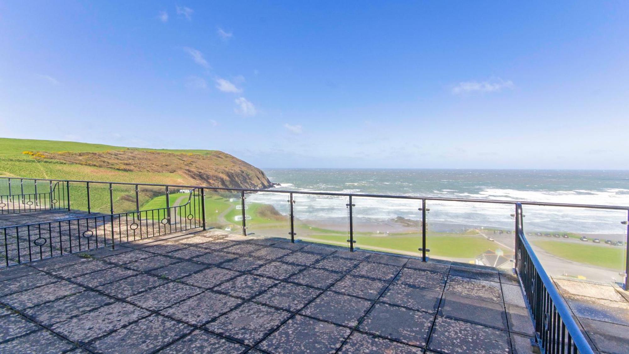 Clifton Court Apt 16 With Indoor Heated Pool & Sea Views Apartamento Croyde Exterior foto